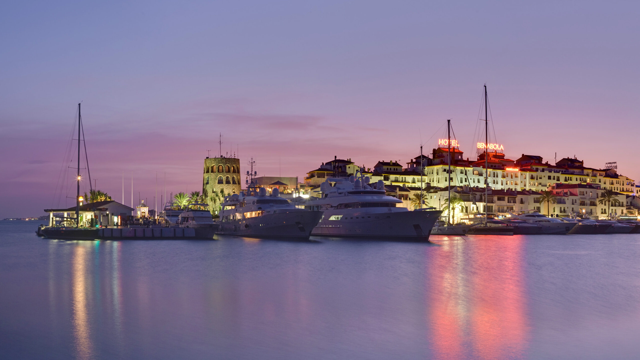 Купить недвижимость в Пуэрто Банусе, пристань для яхт Puerto Banus