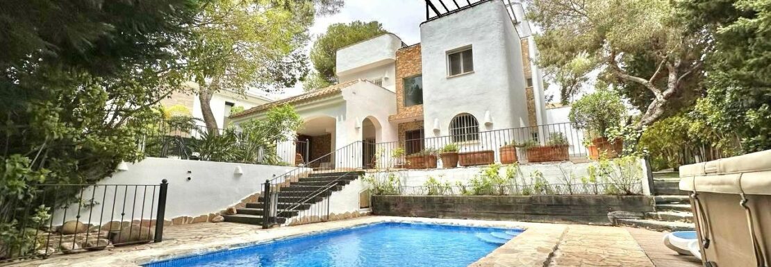 Вилла в Кампоамор на Коста Бланке в Испании (Ориуэла Коста — Campoamor)