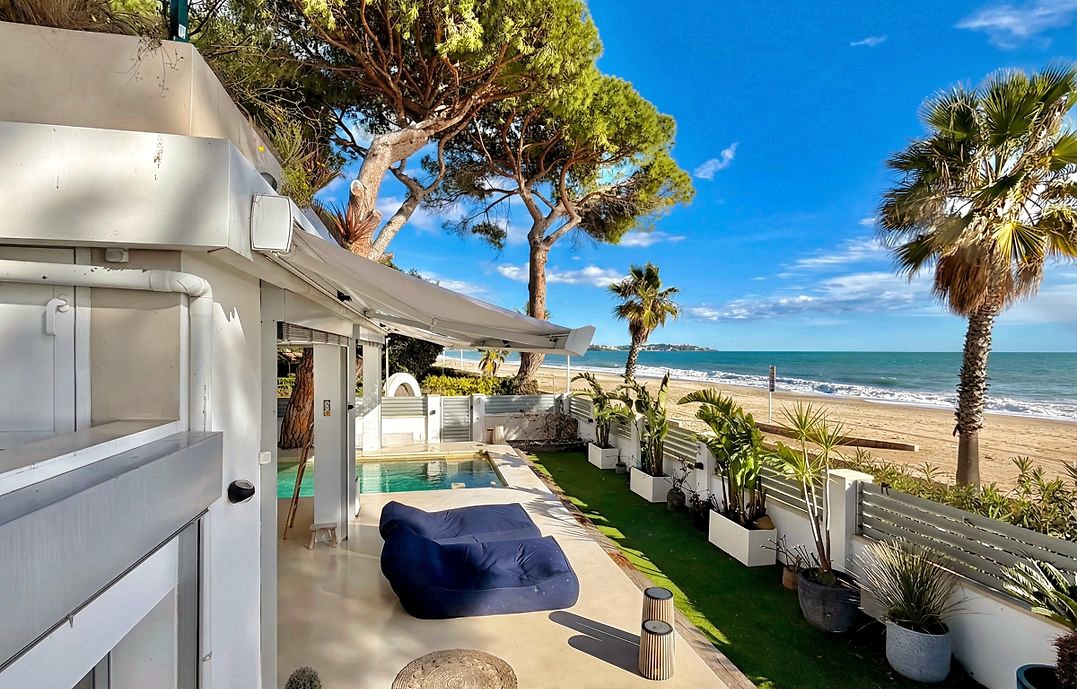 Вилла на первой линии моря в Камбрильсе в Испании (Коста Дорада — Камбрильс — Cambrils)