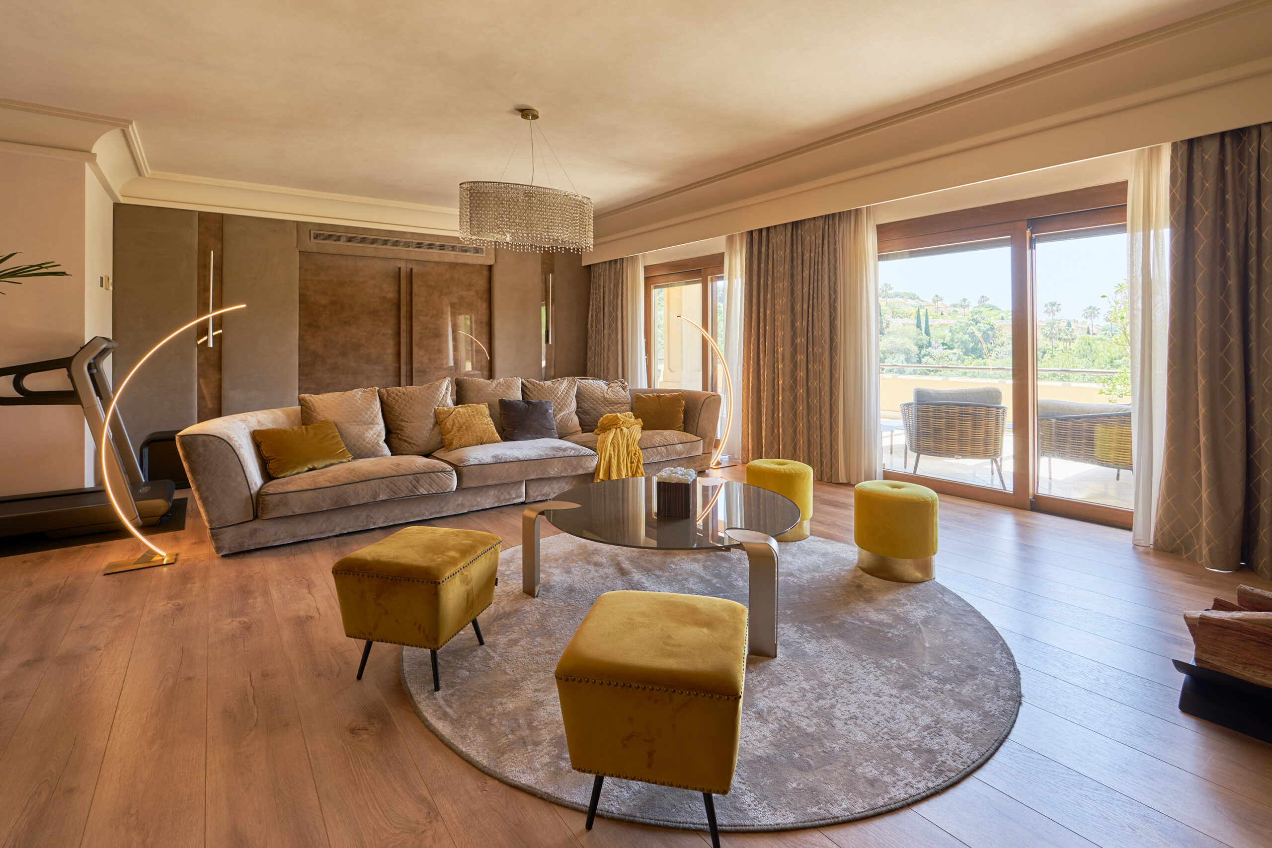 Елітна квартира в Сотогранде, розкішна вітальня, престижна нерухомість на Коста-дель-Соль