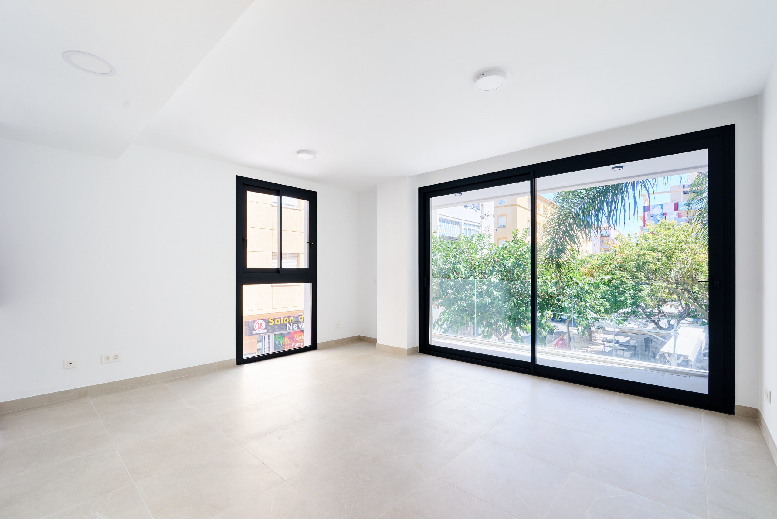 Квартира Естепона біля моря, світлий салон квартири з видом на море, Коста-дель-Соль