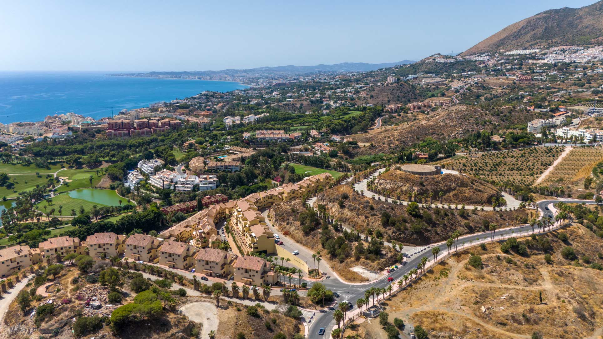 Купить квартиру в Бенальмадене с панорамным видом на побережье Бенальмадена-Коста и Средиземное море.