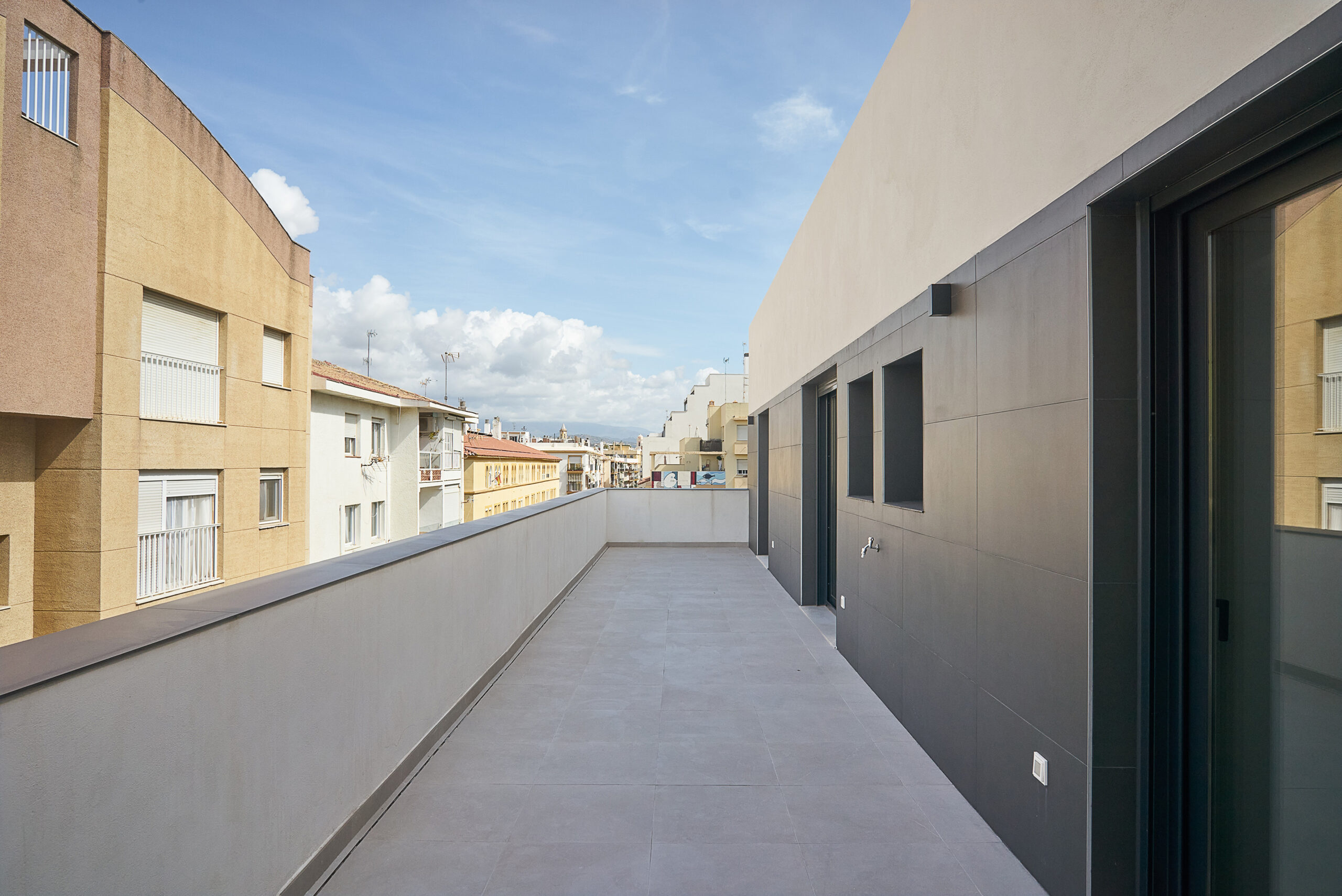 Пентхаус Эстепона под аренду, терраса пентхауса с видом на город и море, Costa del Sol, Испания